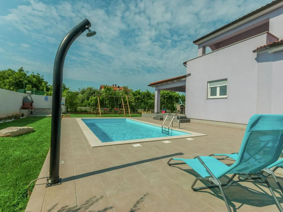 Comfortable Villa In Пула