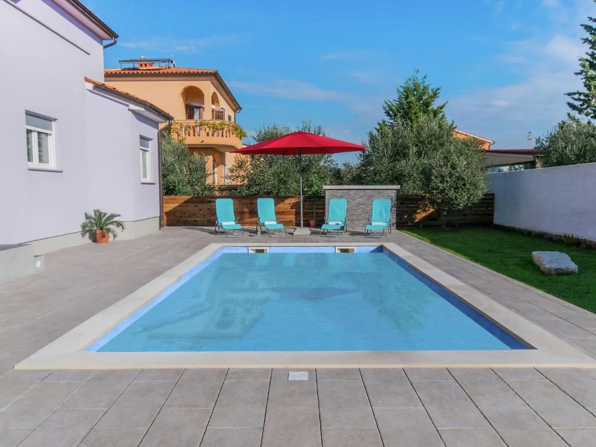 Comfortable Villa In Пула