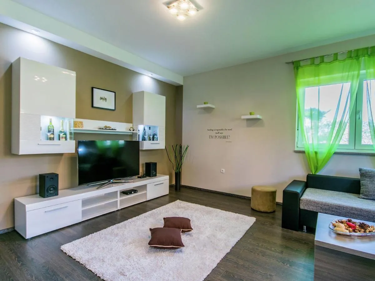 Comfortable Villa In Пула