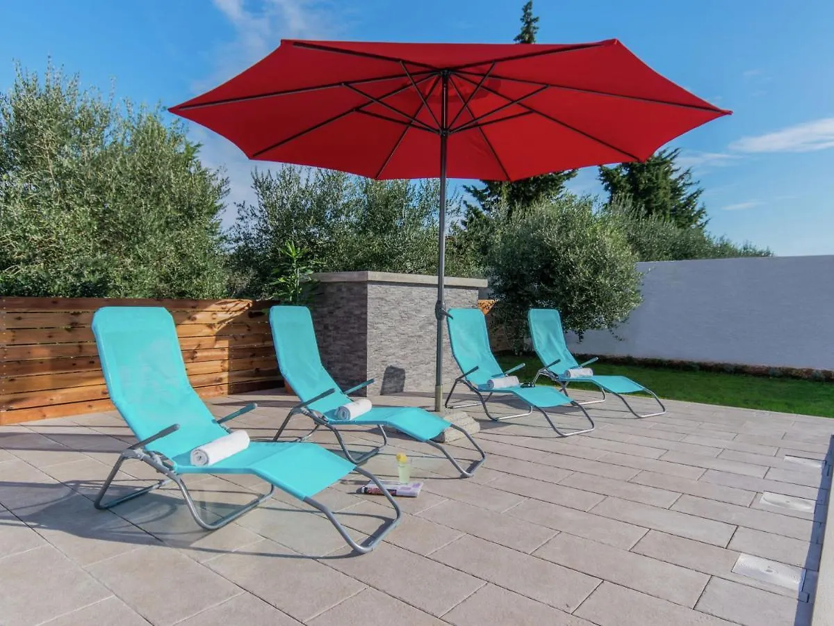 Comfortable Villa In Пула