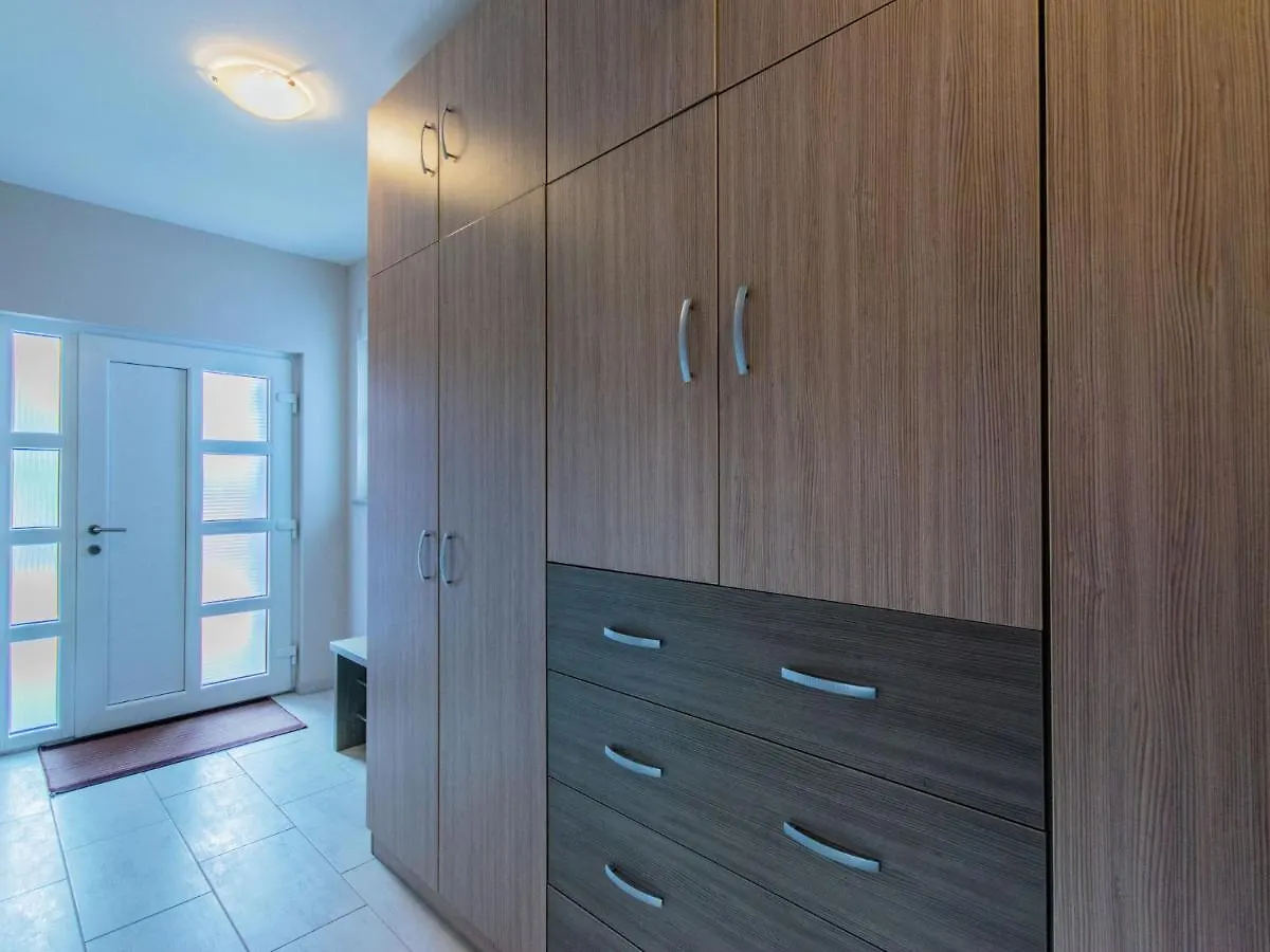 Comfortable Villa In Пула