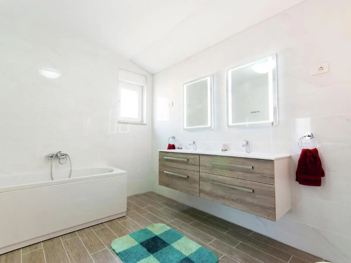 Comfortable Villa In Пула