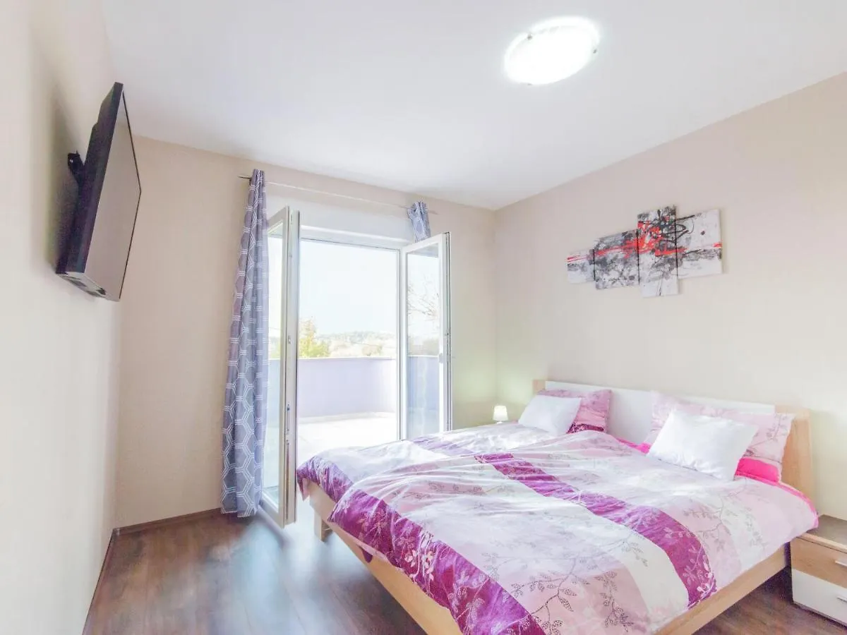 Comfortable Villa In Пула
