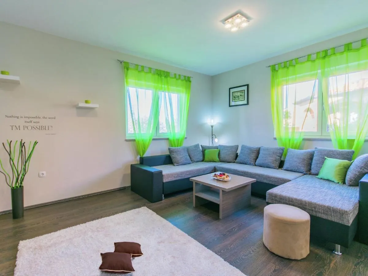 Comfortable Villa In Pola